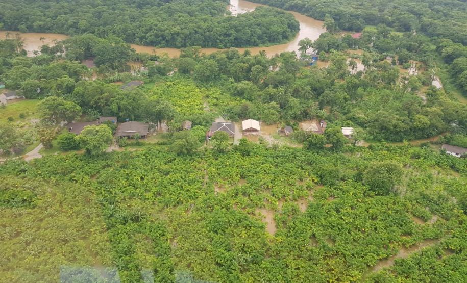 Bombeiros sobrevoam região de Tagaçaba após chuvas em Guaraqueçaba