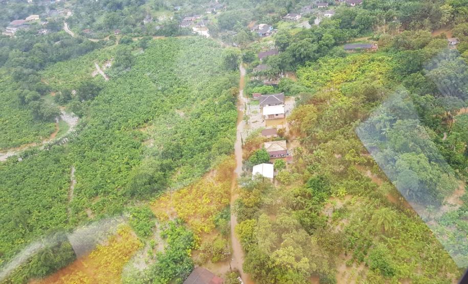 Bombeiros sobrevoam região de Tagaçaba após chuvas em Guaraqueçaba