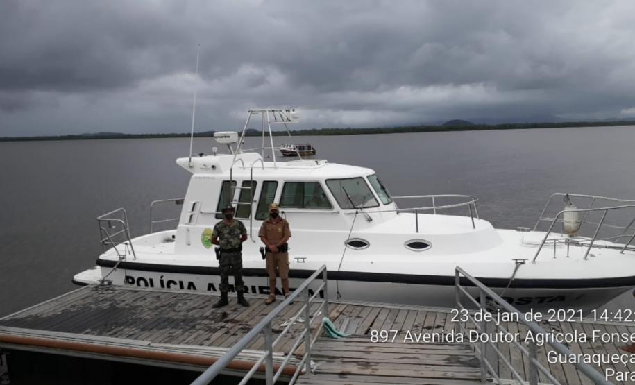 Embarcação da Polícia Ambiental faz transporte de arrecadações para população afetada pelas chuvas em Guaraqueçaba, no Litoral