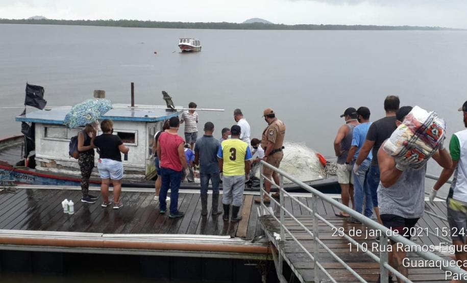 Embarcação da Polícia Ambiental faz transporte de arrecadações para população afetada pelas chuvas em Guaraqueçaba, no Litoral