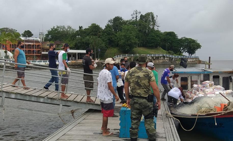 Embarcação da Polícia Ambiental faz transporte de arrecadações para população afetada pelas chuvas em Guaraqueçaba, no Litoral