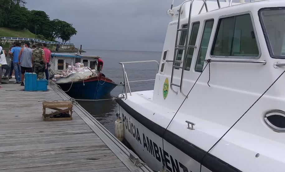 Embarcação da Polícia Ambiental faz transporte de arrecadações para população afetada pelas chuvas em Guaraqueçaba, no Litoral