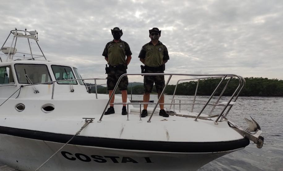 Embarcação da Polícia Ambiental faz transporte de arrecadações para população afetada pelas chuvas em Guaraqueçaba, no Litoral