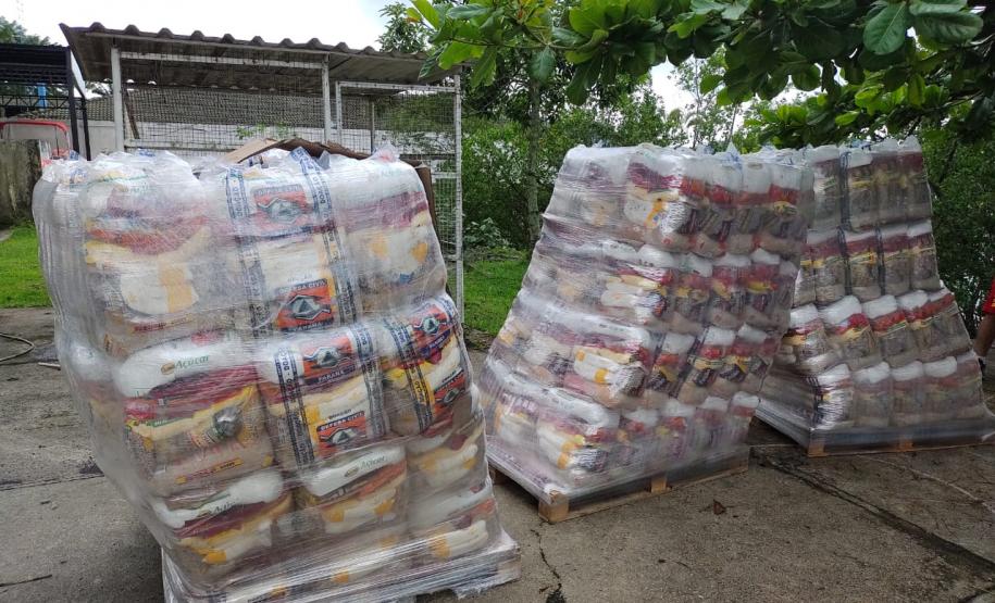 Embarcação da Polícia Ambiental faz transporte de arrecadações para população afetada pelas chuvas em Guaraqueçaba, no Litoral