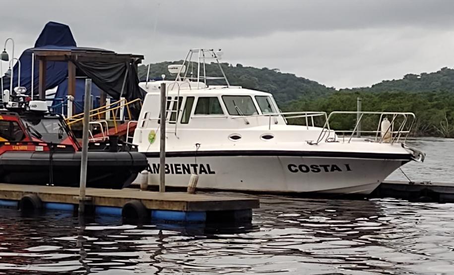 Embarcação da Polícia Ambiental faz transporte de arrecadações para população afetada pelas chuvas em Guaraqueçaba, no Litoral