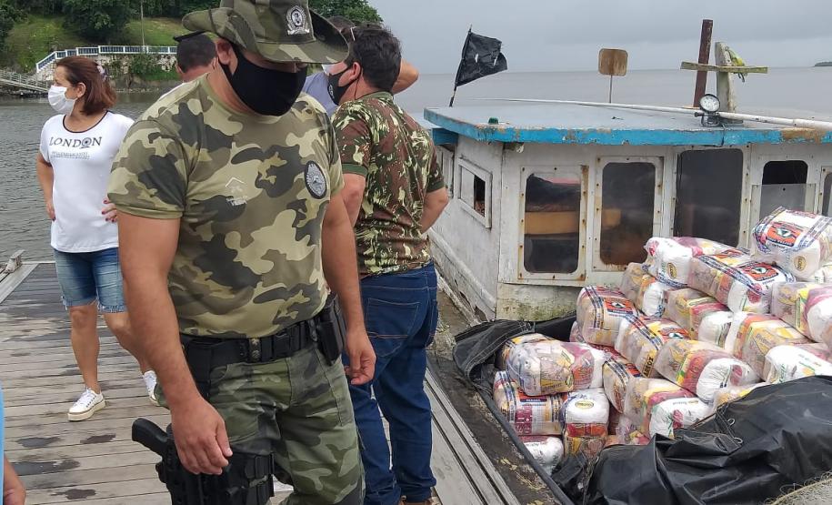 Embarcação da Polícia Ambiental faz transporte de arrecadações para população afetada pelas chuvas em Guaraqueçaba, no Litoral