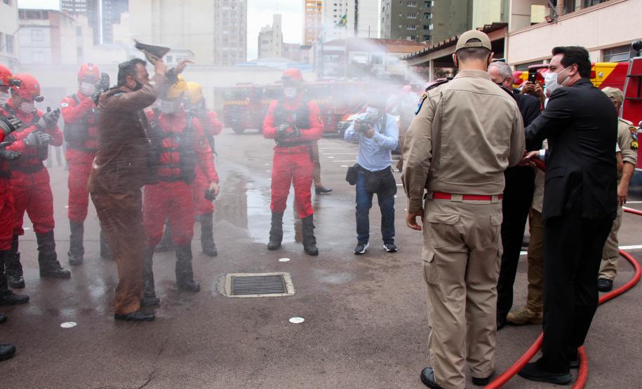 Governador participa de troca de Comando do Corpo de Bombeiro e entrega novas viaturas em Curitiba