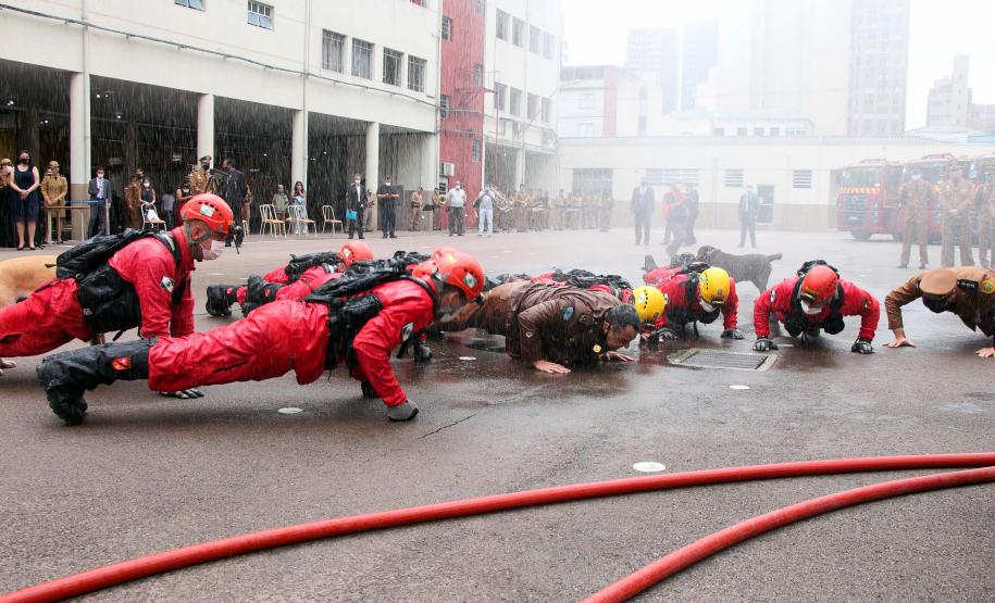 Governador participa de troca de Comando do Corpo de Bombeiro e entrega novas viaturas em Curitiba