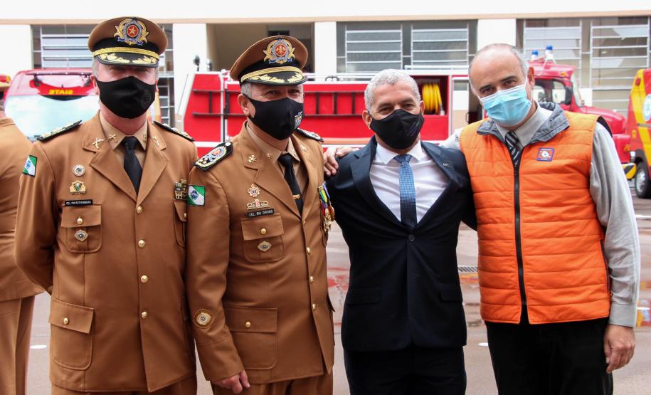 Governador participa de troca de Comando do Corpo de Bombeiro e entrega novas viaturas em Curitiba