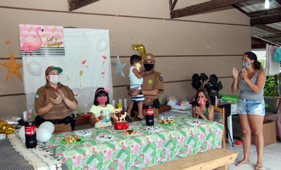 PM faz surpresa para criança aniversariante em Pontal do Paraná (PR), no Litoral