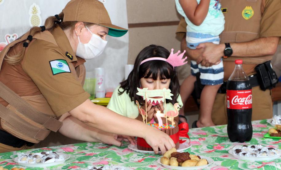 PM faz surpresa para criança aniversariante em Pontal do Paraná (PR), no Litoral