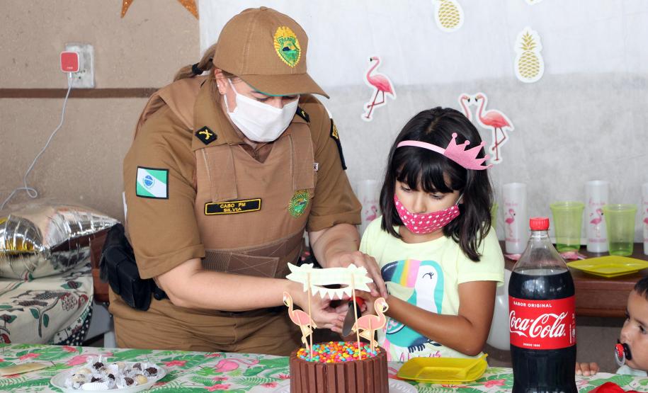 PM faz surpresa para criança aniversariante em Pontal do Paraná (PR), no Litoral