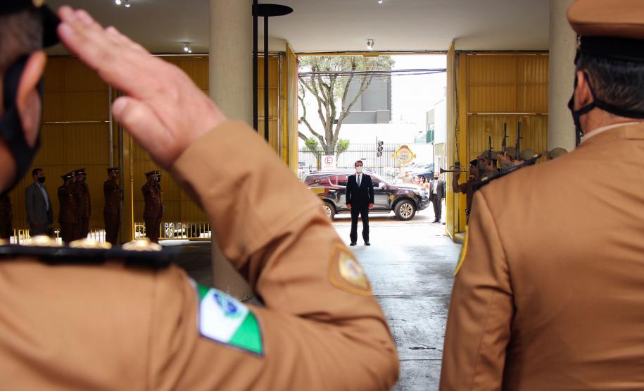 Governador participa de troca de Comando do Corpo de Bombeiro e entrega novas viaturas em Curitiba