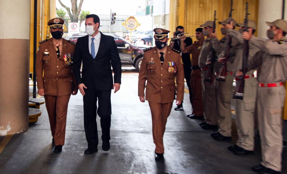 Governador participa de troca de Comando do Corpo de Bombeiro e entrega novas viaturas em Curitiba