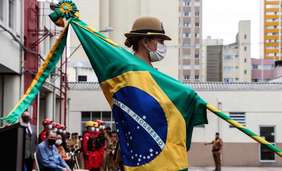 Governador participa de troca de Comando do Corpo de Bombeiro e entrega novas viaturas em Curitiba