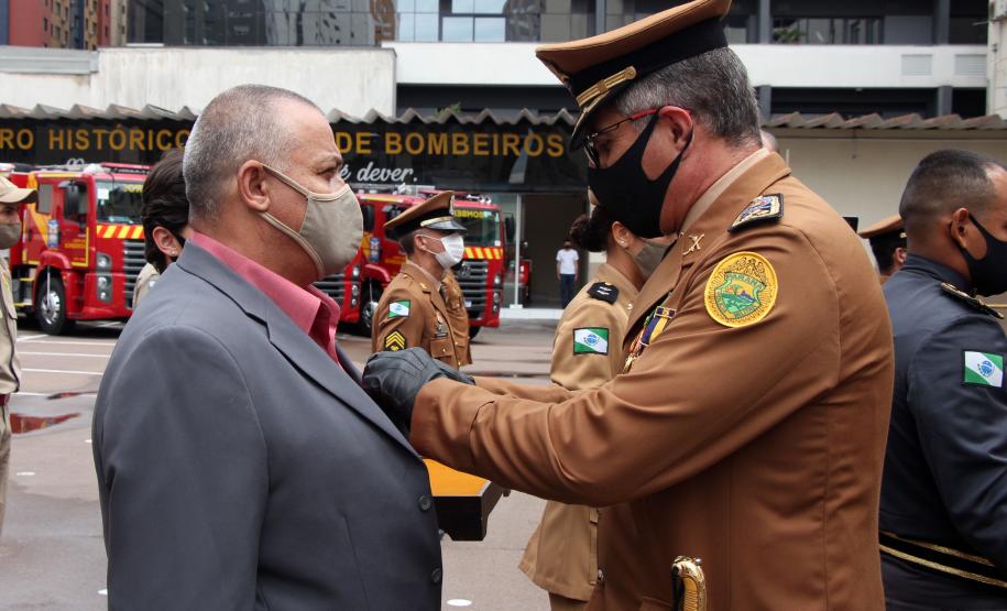 Governador participa de troca de Comando do Corpo de Bombeiro e entrega novas viaturas em Curitiba