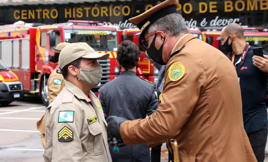 Governador participa de troca de Comando do Corpo de Bombeiro e entrega novas viaturas em Curitiba