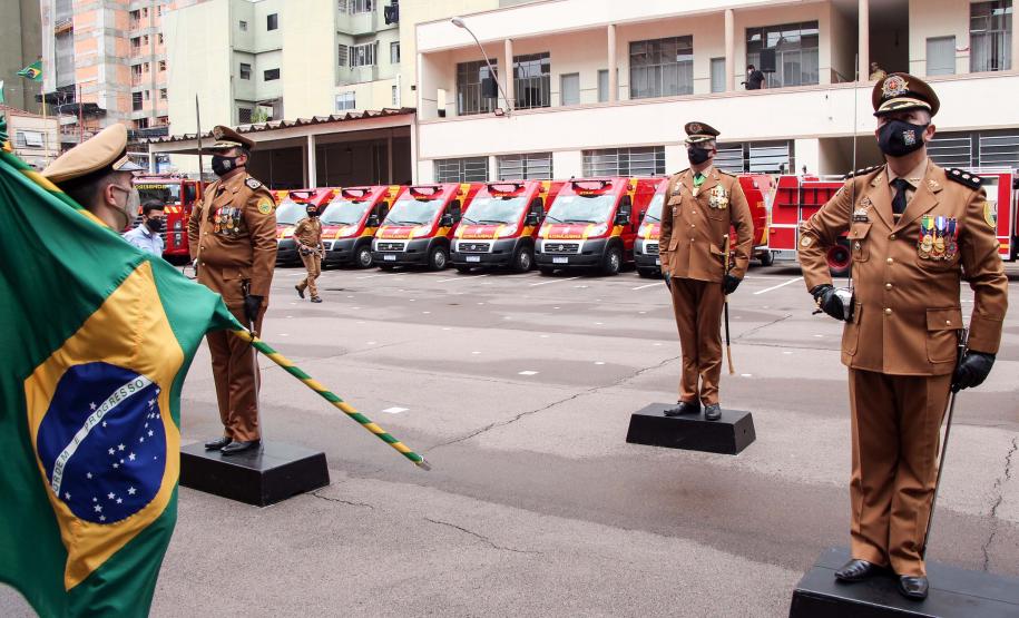 Governador participa de troca de Comando do Corpo de Bombeiro e entrega novas viaturas em Curitiba