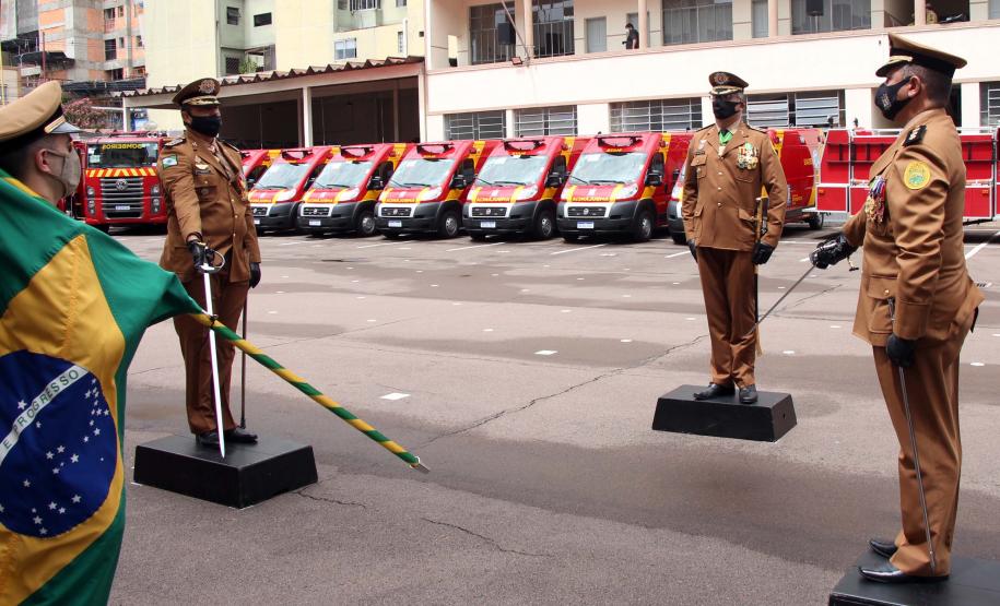 Governador participa de troca de Comando do Corpo de Bombeiro e entrega novas viaturas em Curitiba