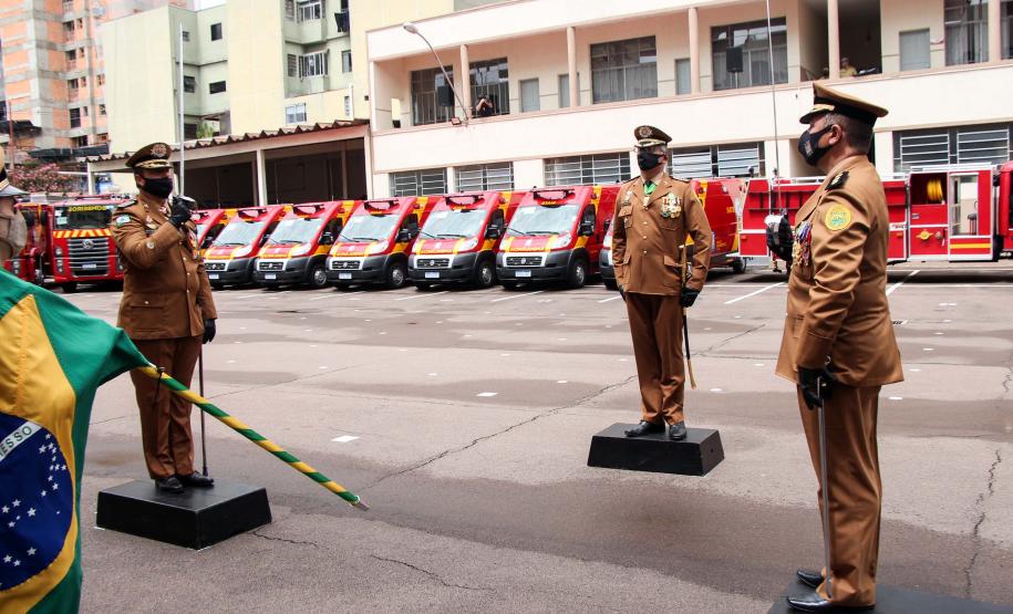 Governador participa de troca de Comando do Corpo de Bombeiro e entrega novas viaturas em Curitiba