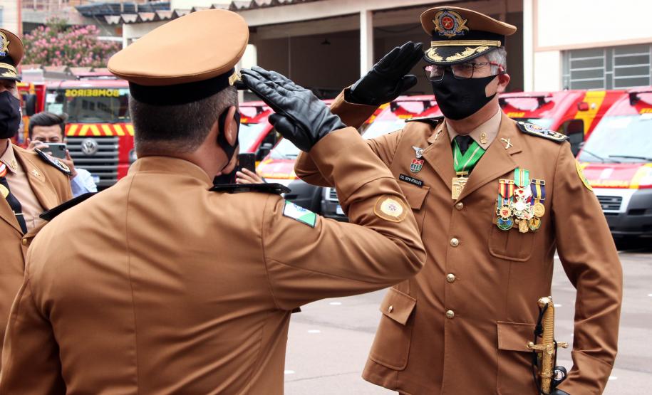 Governador participa de troca de Comando do Corpo de Bombeiro e entrega novas viaturas em Curitiba