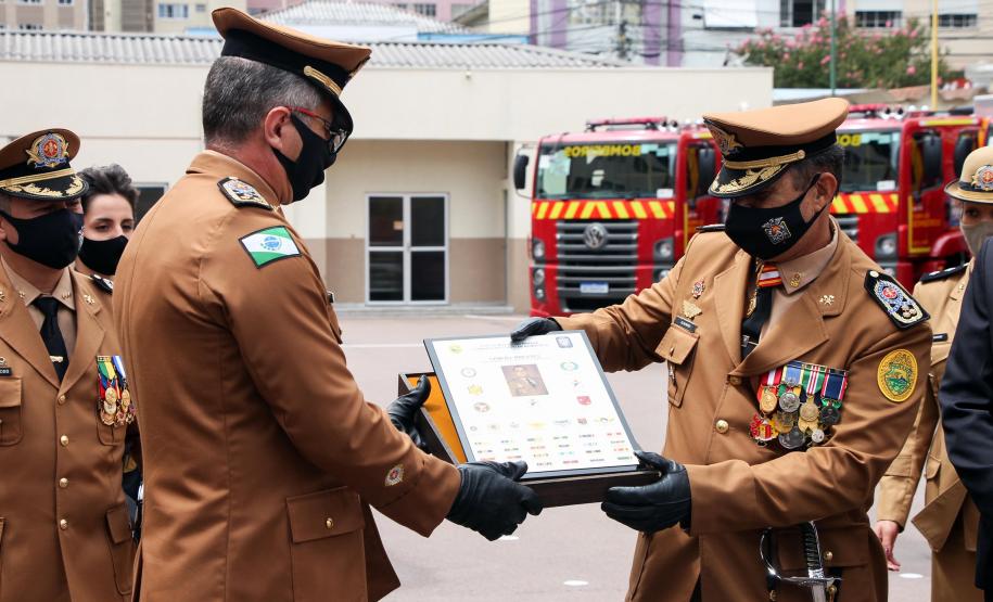 Governador participa de troca de Comando do Corpo de Bombeiro e entrega novas viaturas em Curitiba