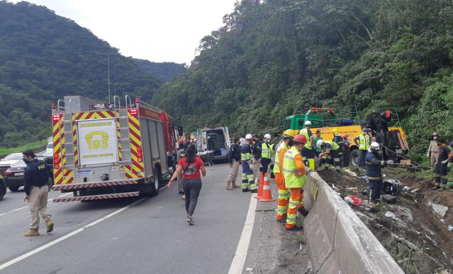 (ATUALIZADA) Forças de segurança e aeronaves atendem acidente de ônibus