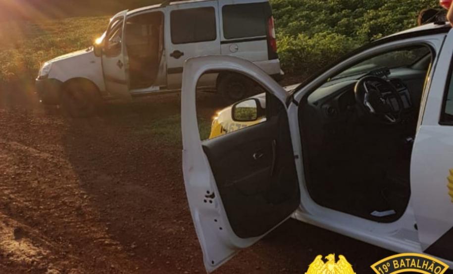 Batalhão da PM localiza três carros e apreende 5,2 mil pacotes de cigarros no Oeste do PR