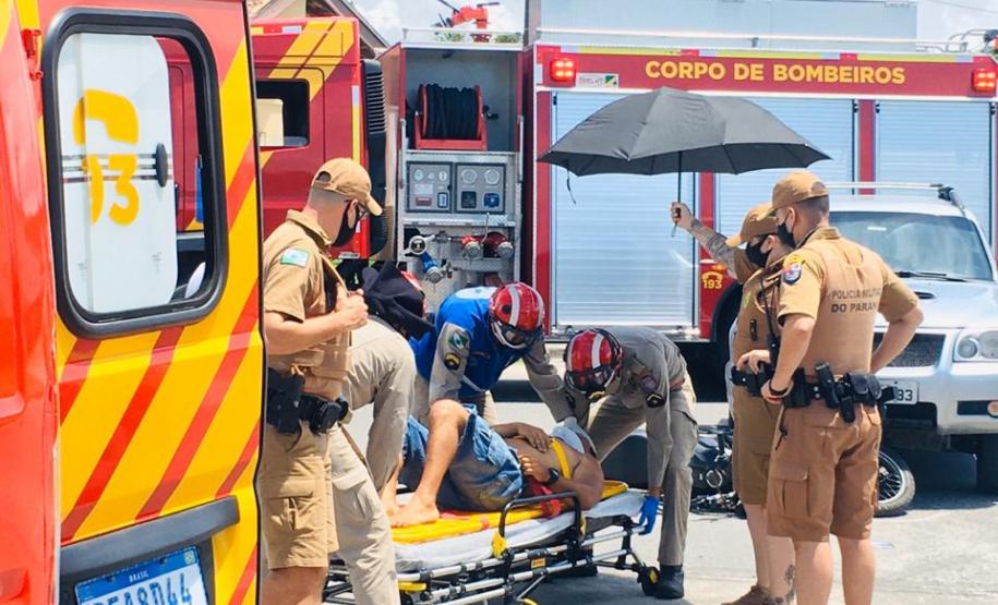PM atende acidente de trânsito e motociclista é encaminhado ao hospital em Guaratuba (PR)