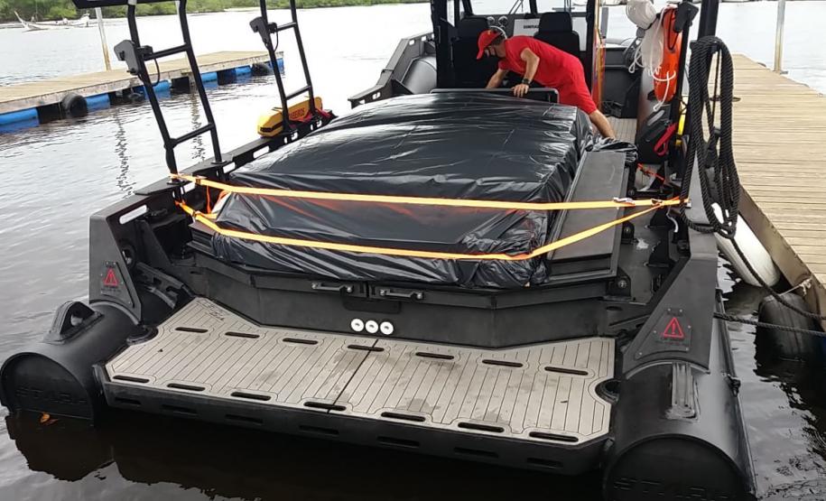 Lancha do Corpo de Bombeiros leva materiais para auxiliar as comunidades rurais de Guarequeçaba, no Litoral do estado