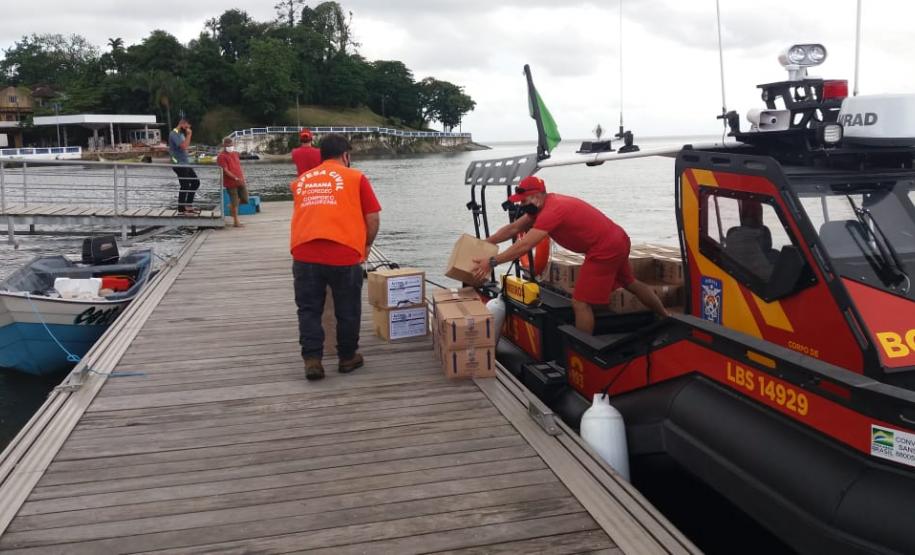 Lancha do Corpo de Bombeiros leva materiais para auxiliar as comunidades rurais de Guarequeçaba, no Litoral do estado