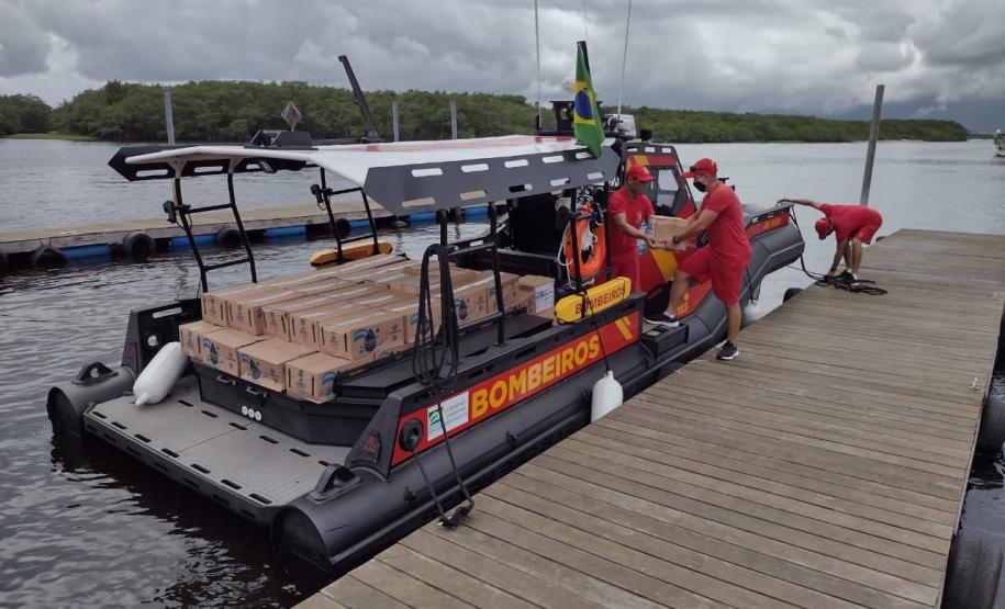Lancha do Corpo de Bombeiros leva materiais para auxiliar as comunidades rurais de Guarequeçaba, no Litoral do estado