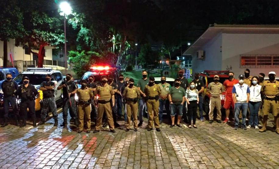 PM faz operação AIFU e fiscaliza comércios e trânsito em Paranaguá (PR)