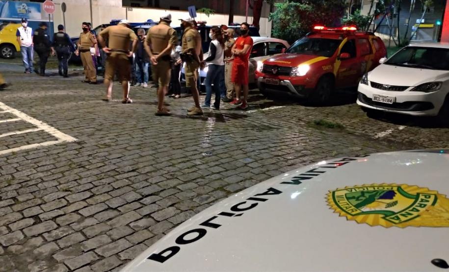 PM faz operação AIFU e fiscaliza comércios e trânsito em Paranaguá (PR)