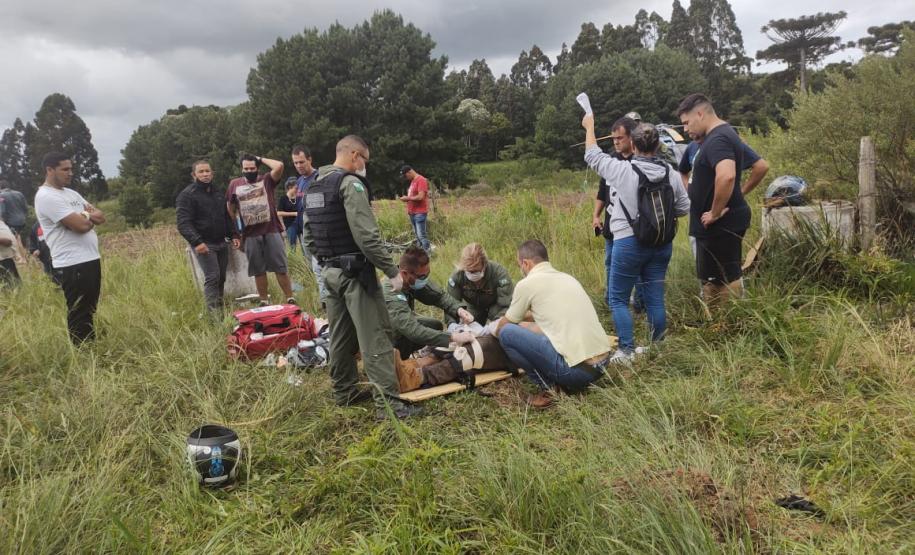 BPMOA socorre homem que caiu da Pedra da Baleia em Matinhos (PR) e vítima de acidente de trânsito em Palmeiras (PR)