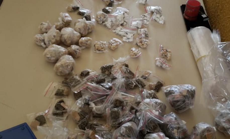Mais de 2,7 mil porções de drogas são apreendidas por policiais militares em São José dos Pinhais, na RMC