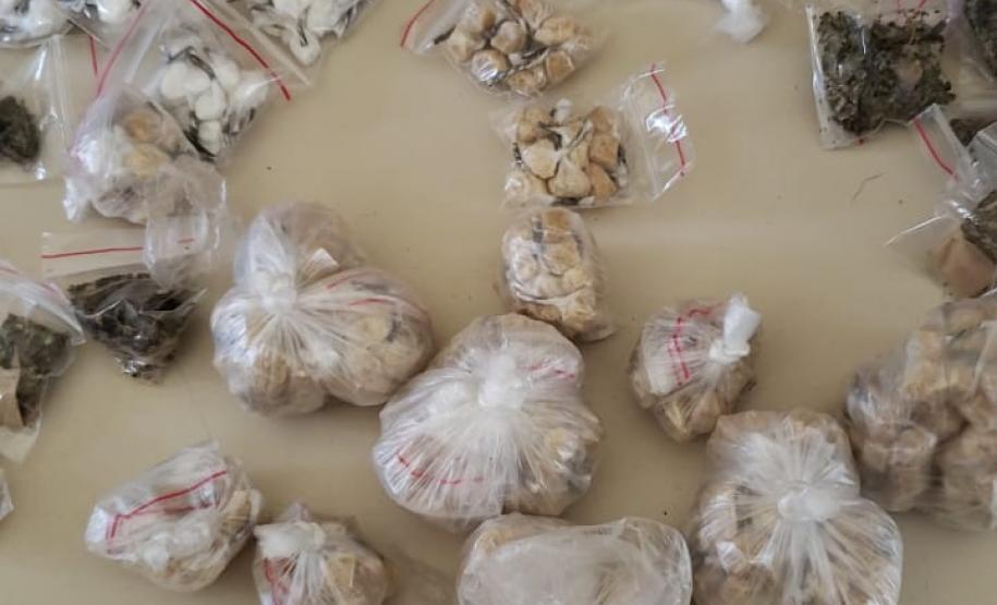Mais de 2,7 mil porções de drogas são apreendidas por policiais militares em São José dos Pinhais, na RMC