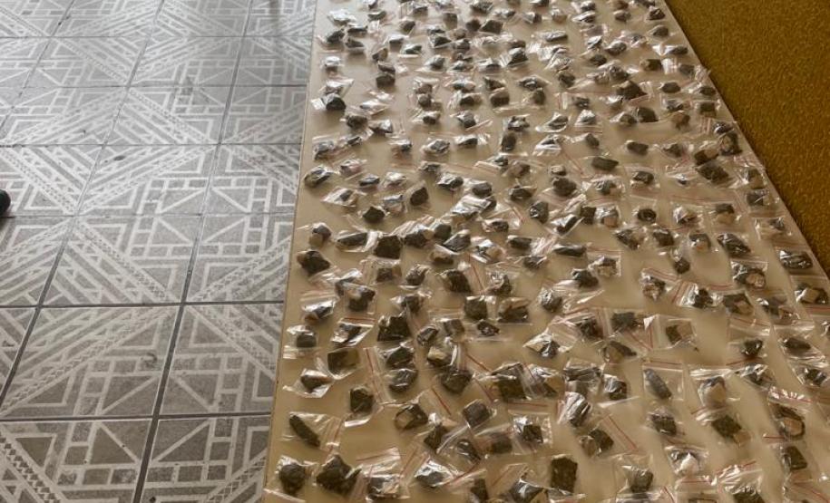 Mais de 2,7 mil porções de drogas são apreendidas por policiais militares em São José dos Pinhais, na RMC