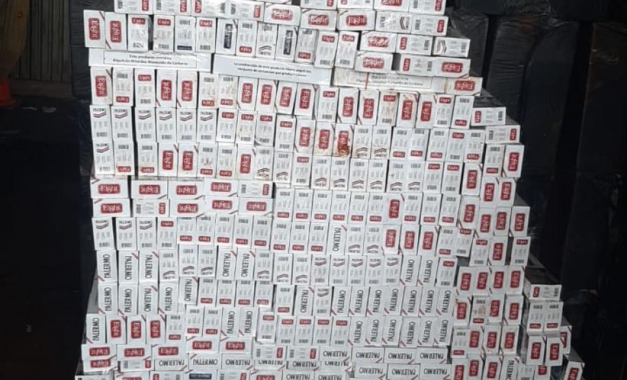 Mais de 150 mil maços de cigarro contrabandeado são apreendidos pela PM em Campo Mourão, no Noroeste do Paraná