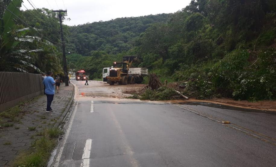 Chuva no Litoral alerta Corpo de Bombeiros sobre alagamentos e deslizamentos