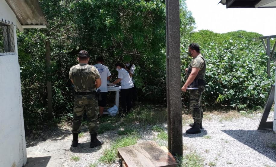 Polícia Ambiental presta apoio à UFPR do litoral na soltura de um jacaré em Pontal do Paraná
