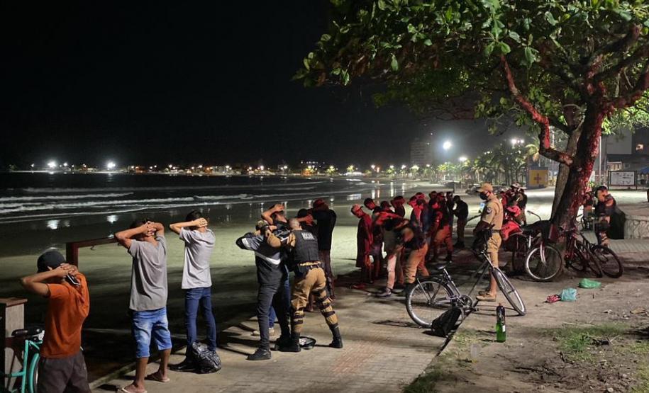 Equipe da PM encaminha homem e apreende porções de maconha em Guaratuba (PR)