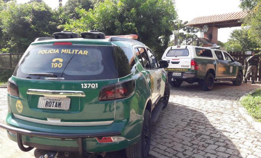Polícia Ambiental presta apoio na remoção de tigre da Malásia e papagaios para o Zoológico de Curitiba