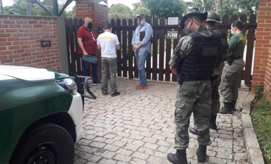 Polícia Ambiental presta apoio na remoção de tigre da Malásia e papagaios para o Zoológico de Curitiba