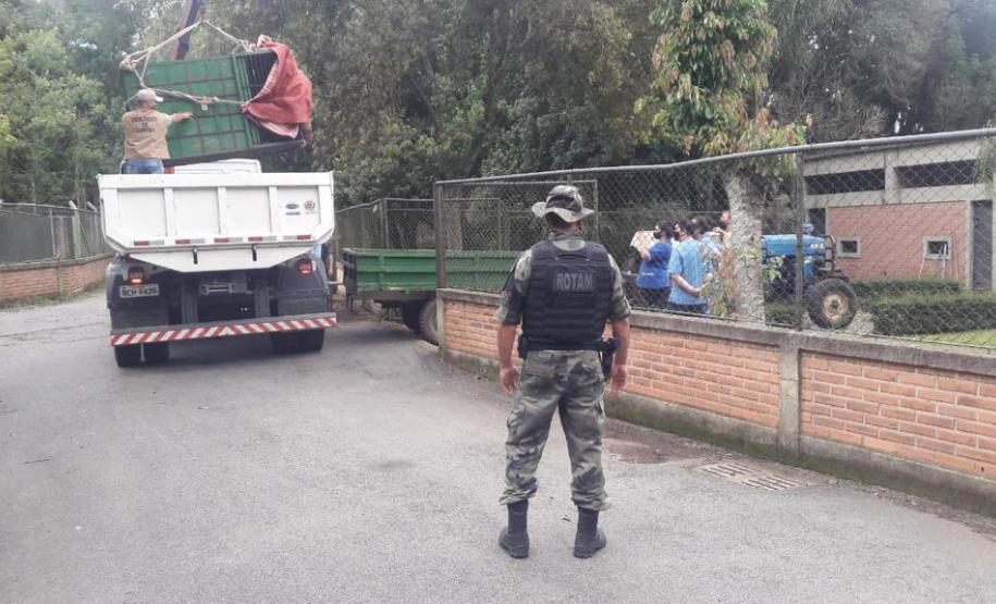 Polícia Ambiental presta apoio na remoção de tigre da Malásia e papagaios para o Zoológico de Curitiba