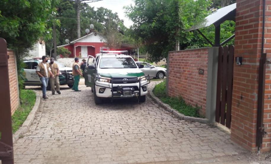 Polícia Ambiental presta apoio na remoção de tigre da Malásia e papagaios para o Zoológico de Curitiba