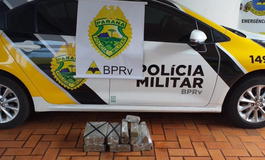 Mais de 20 quilos de maconha são apreendidos e responsável pelo transporte é preso, em Santa Helena (PR)
