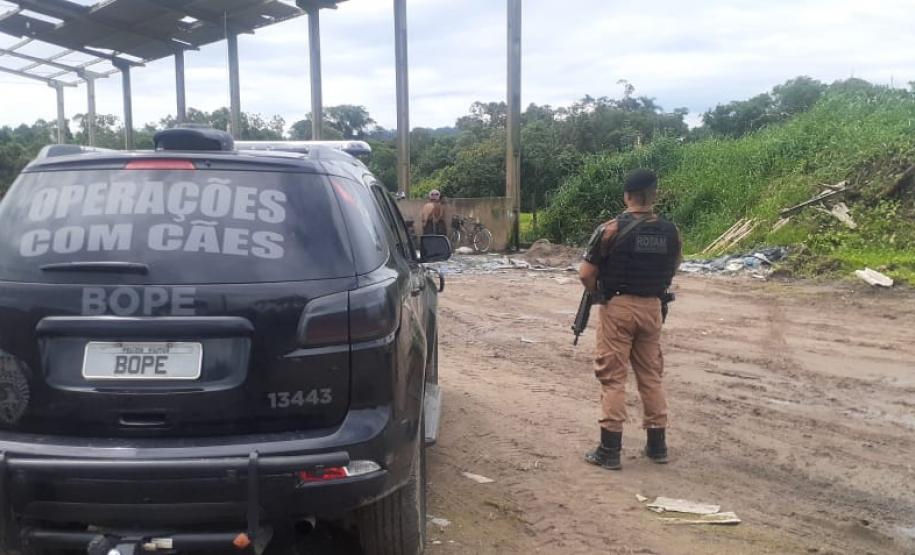 ROTAM localiza quase sete quilos de maconha na Estrada das Colônias em Paranaguá (PR)