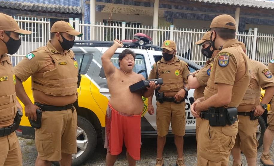 Policiais militares de Pontal do Paraná atendem ocorrência e firmam amizade com admirador da PM