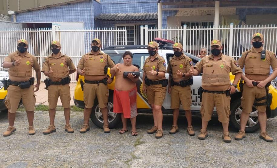 Policiais militares de Pontal do Paraná atendem ocorrência e firmam amizade com admirador da PM